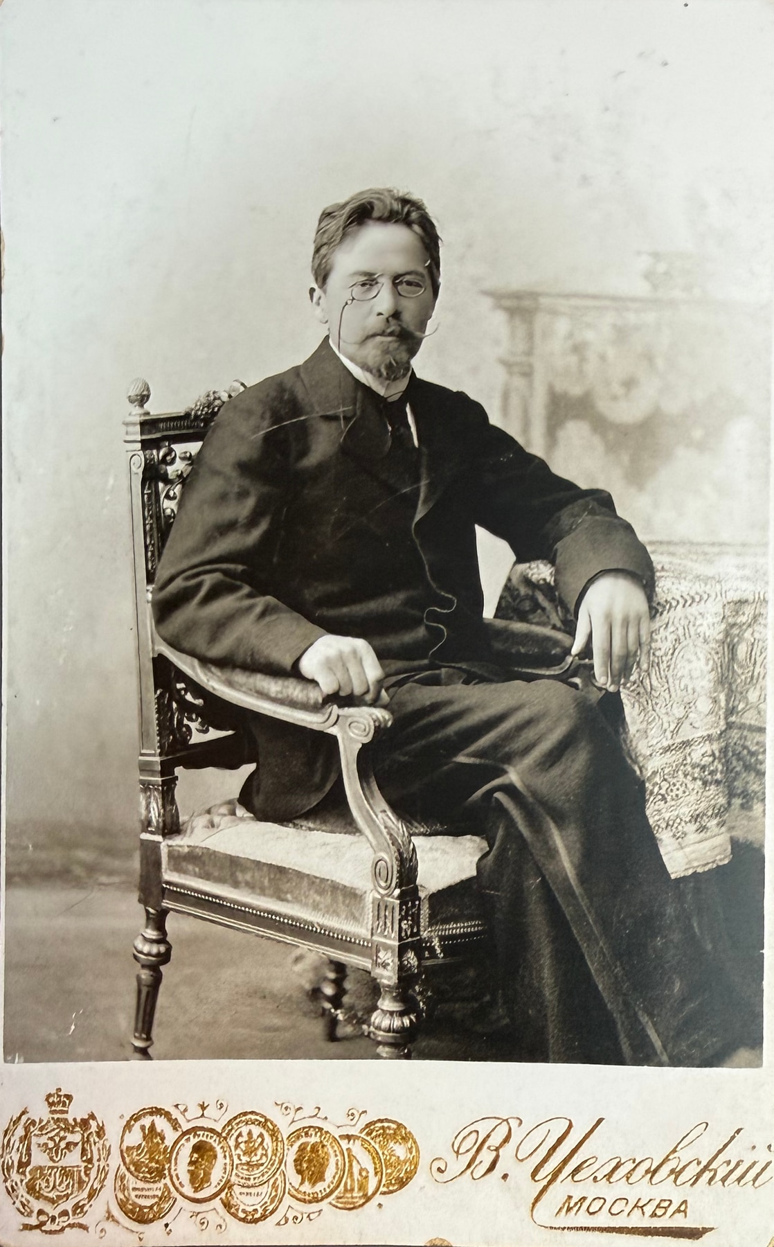А. П. Чехов в резном кресле, фотография В. Г. Чеховского