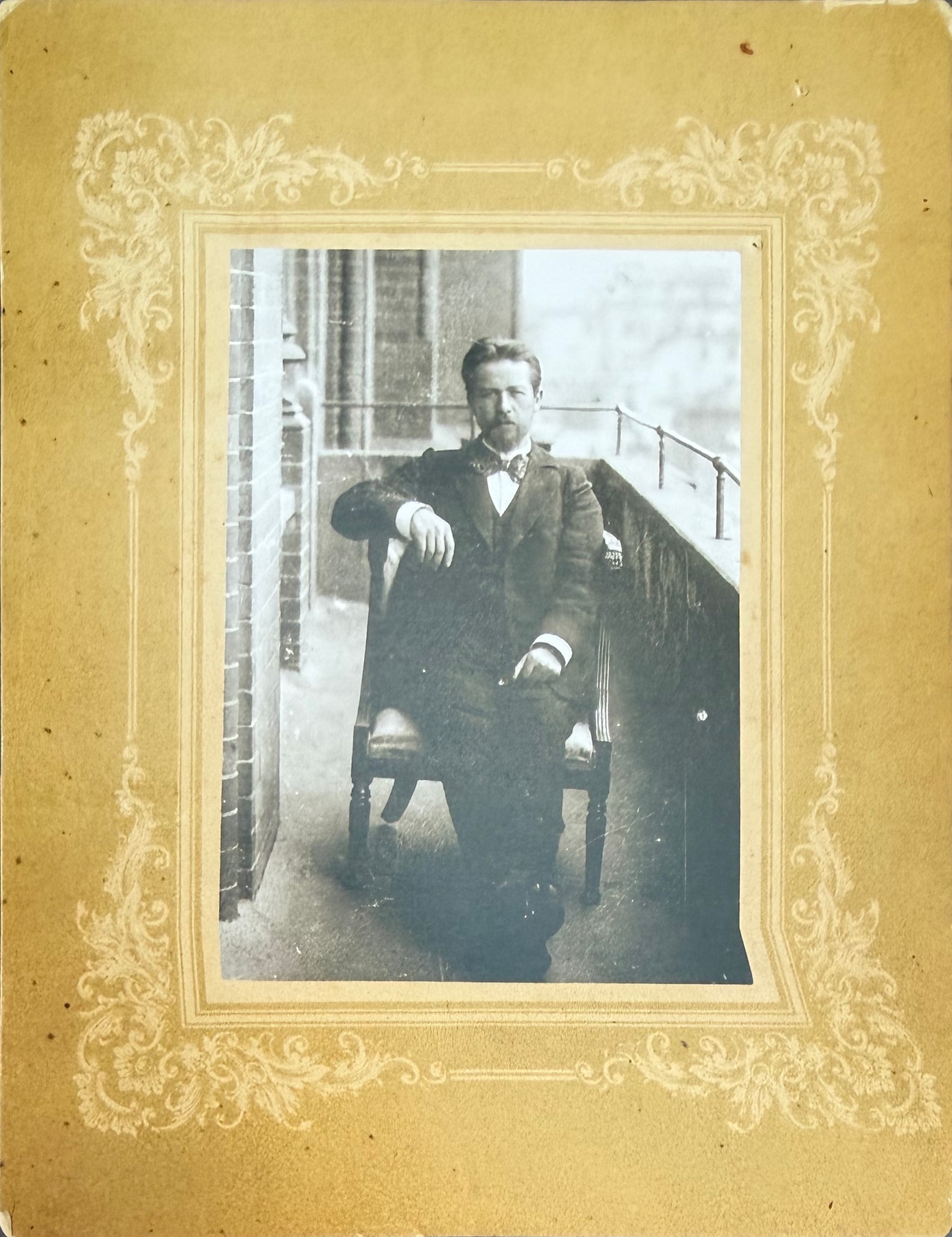 А. П. Чехов на веранде, фотография на декоративном паспарту