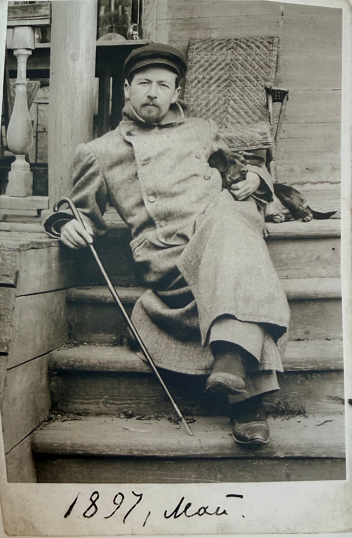 А. П. Чехов на ступенях в Мелихове, май 1897 года