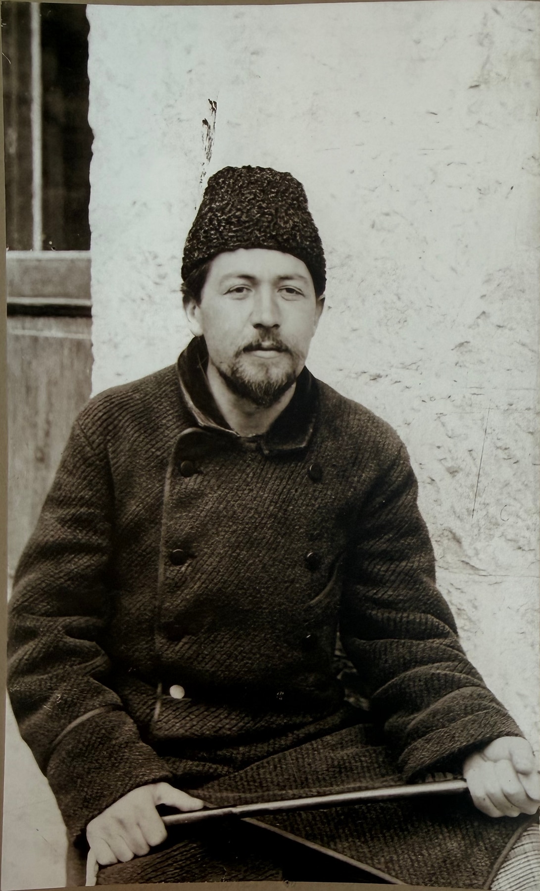 А. П. Чехов в тёплой одежде и шапке