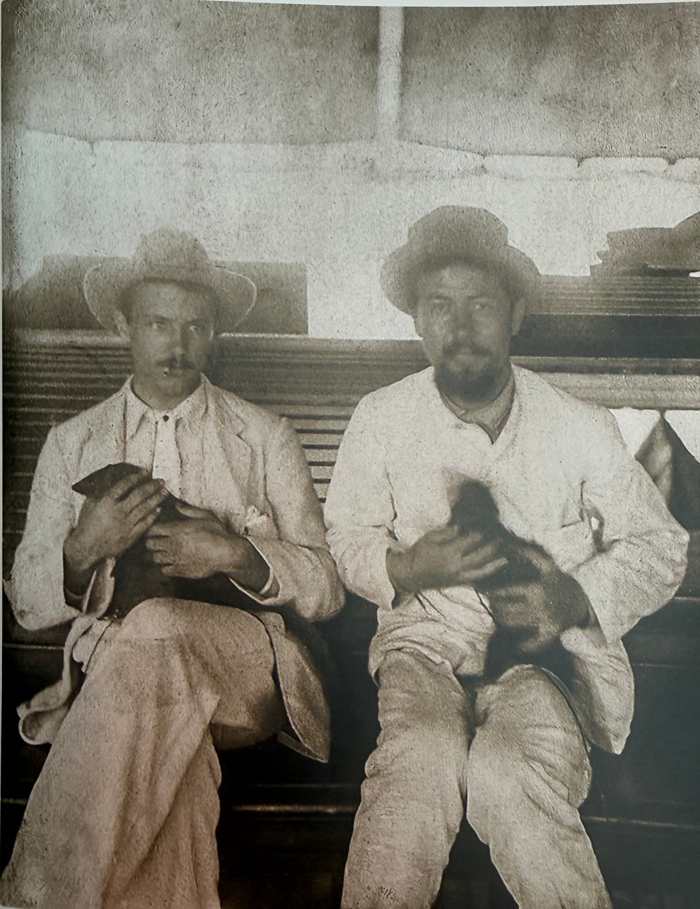 А. П. Чехов и его спутник на любительской фотографии