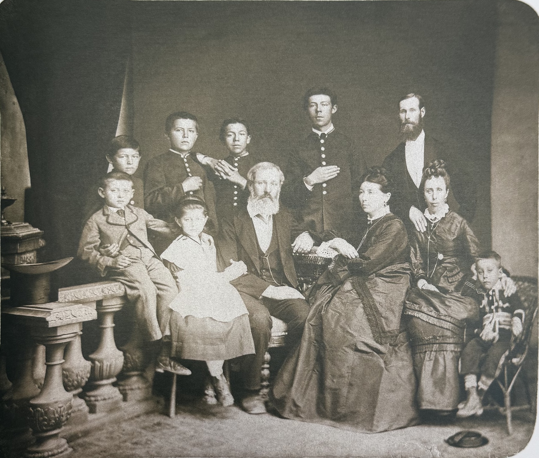 Семейная групповая фотография с молодым А. П. Чеховым