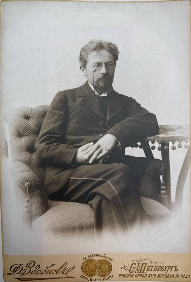 Сидящий А. П. Чехов, портрет фотоателье Д. С. Здобнова